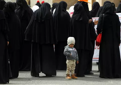 Lege mai blândă pentru femeile din Arabia Saudită: Nu mai au nevoie de aprobarea unui bărbat pentru a studia sau a merge la medic