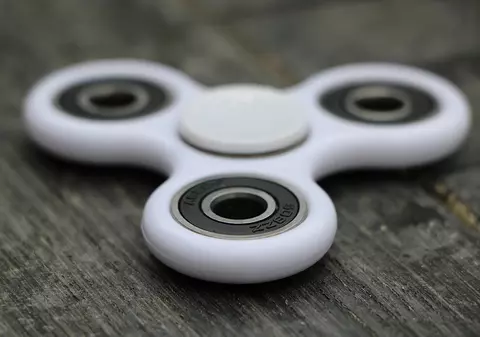 “Spinner”, pro și contra. În  loc să calmeze stresul copiilor, noua jucărie la modă le creează probleme de concentrare