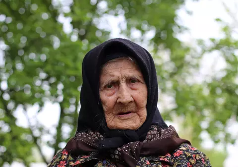 VIDEO EXCLUSIV / O viață cât un secol! Are 107 ani și e dependentă...de muncă