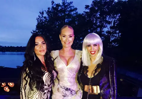 FOTO EXCLUSIV/ Upssss, accident în mijlocul restaurantului! Fundul tunat al Vicăi Blochina a ”evadat” din rochia prea strâmtă