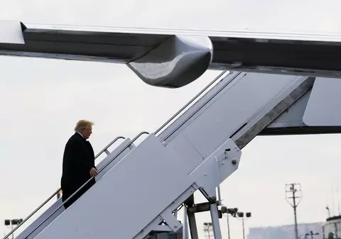 Donald Trump pleacă în primul turneu extern, în timp ce Casa Albă este măcinată de scandaluri