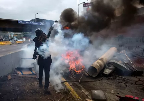 Lupte de stradă în Venezuela. Peste 180 de oameni au fost răniți în confruntări | FOTO