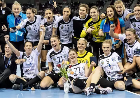 UPDATE: Gyorul lui Martin Ambros e campioană! Final Four Liga Campionilor, handbal feminin, finala mică: CSM București - Buducnost 26-20. Tigroaice de bronz! | FOTO&VIDEO