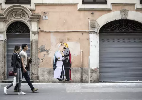 Desen controversat lângă Vatican: Papa Francisc se sărută cu Donald Trump