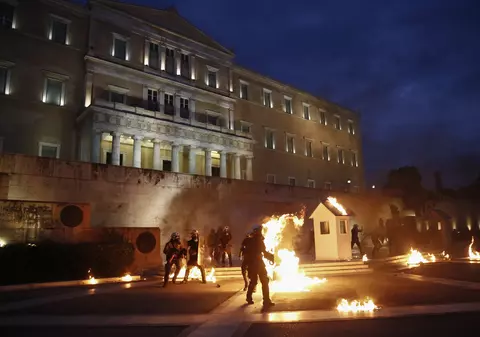Proteste în Grecia | Incidente în fața Parlamentului, în timp ce aleșii au adoptat noi măsuri de austeritate