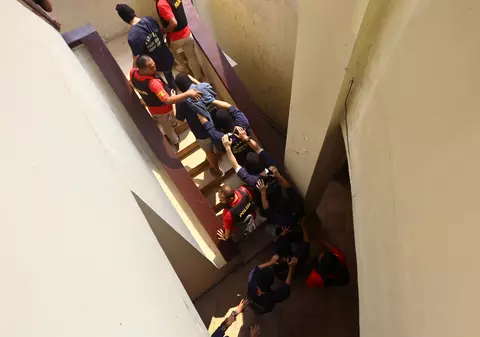 Zeci de bărbați au fost arestați în Indonezia, pentru că au luat parte la o “petrecere gay”