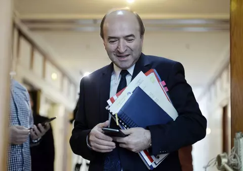 UPDATE. Tudorel Toader a publicat lista persoanelor care au vizitat arhiva SIPA. Cine se află pe listă / VIDEO