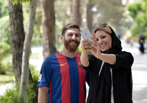 Sosia lui Messi din Iran se pozează pe stradă cu fanii fotbalistului Barcelonei | GALERIE FOTO și VIDEO