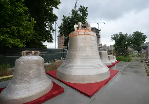 Clopotele Catedralei Mântuirii Neamului au fost expuse în fața viitorul edificiu GALERIE FOTO