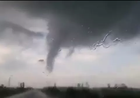 «Norul din care se dezvoltă o tornadă are puterea a 10 bombe de la Hiroshima». Explicații pentru fenomenul devenit comun în România