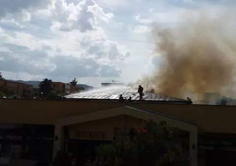 Incendiu puternic în Brașov. Un club și un restaurant, cuprinse de flăcări