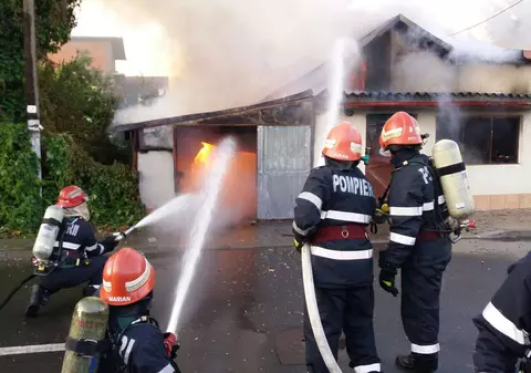 FOTO/ Incendiu la o casă și la un centru de încărcat butelii din Chitila. O persoană este grav rănită