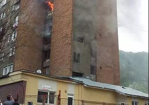 Incendiu de proporții în Petrila. Zeci de persoane au fost evacuate