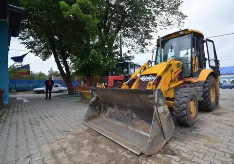 Bătrâni morți, îngropați cu excavatorul la cererea primarului. Pensionarii au fost înhumați, fără slujbă, la marginea cimitirului