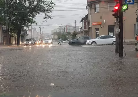 Cod portocaliu de inundații în cinci județe din Moldova. Până când este valabilă avertizarea