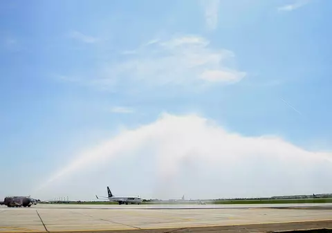 FOTO EXCLUSIV/ Aeronava «Sarmizegetusa» a fost botezată cu apă pe Aeroportul Otopeni