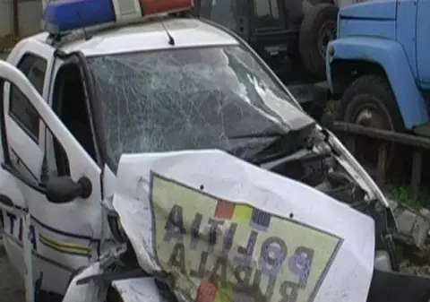Echipaj de poliție atacat de mai mulți tineri. Mașina a fost distrusă