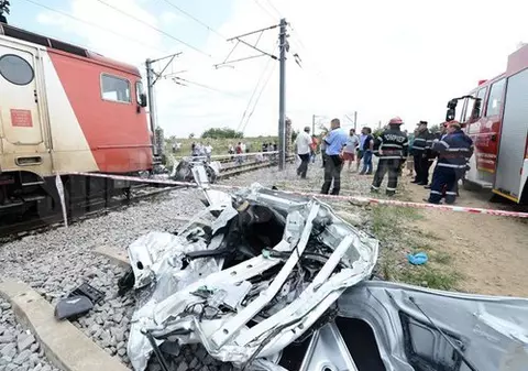 Mașină spulberată de tren în Buzău. Șoferul a rămas încarcerat
