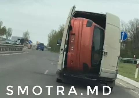 Dovadă de ingeniozitate. A transportat o mașină în dubă