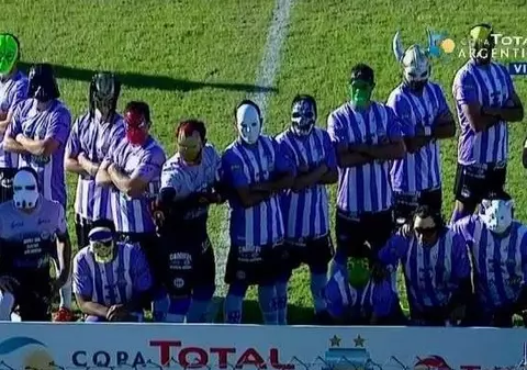 Cea mai ”nebună” echipă de fotbal din lume. La fiecare meci, jucătorii fac ceva special | FOTO