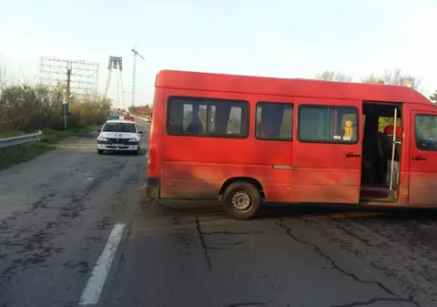 Traficul pe podul de la Agigea, blocat de un microbuz. Șoferul protesta față de o sancțiune a polițiștilor primită în această dimineață | FOTO & VIDEO