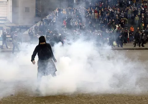 FOTO&VIDEO UPDATE / Incidente violente la mitingul de 1 Mai din Paris. Trei polițiști răniți după ce s-a aruncat cu proiectile și cu cocteiluri Molotov