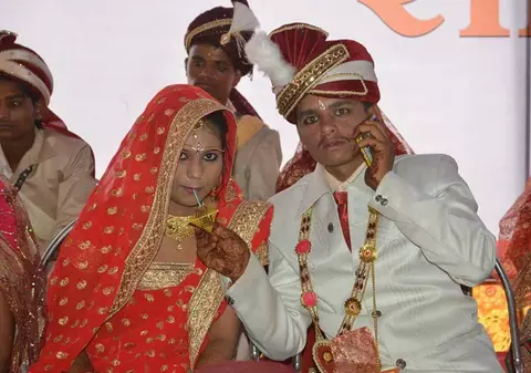 Sute de mirese din India au primit bâte pentru a se apăra de soți