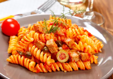 Salată de paste cu ton