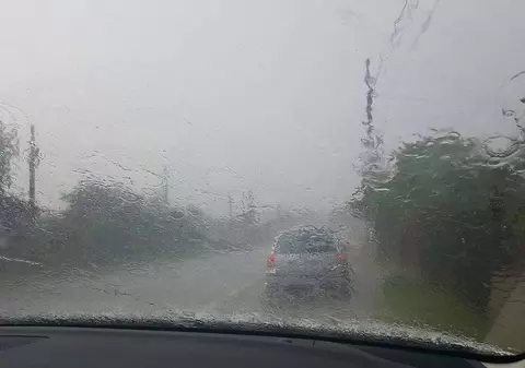 UPDATE. Cod galben de ploi torențiale și vânt pentru mai multe județe din România. Vezi care au fost zonele vizate