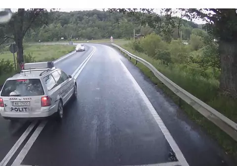 Mașină de poliție filmată când depășea peste linia dublă continuă