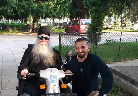 Imagine inedită la Mănăstirea Cernica. Un preot cu ochelari de soare face poze cu turiștii