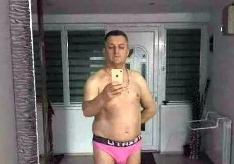 Un primar din Timiș s-a pozat în lenjerie intimă. Pozele au ajuns pe internet