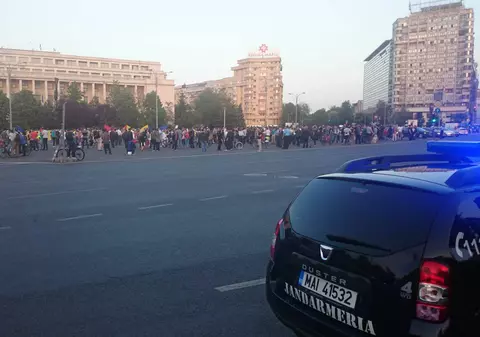 Aproape 70 de persoane protestează din nou joi în Piața Victoriei