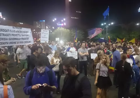 UPDATE: Aproape 1.000 de protestatari s-au strâns, miercuri seara, în Piața Victoriei după votul senatorilor privind grațierea faptelor de corupție