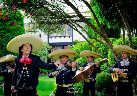 VIDEO/ Artistul român care face furori în America Latină. Este singurul care cântă acest gen muzical și a urcat pe scenă cu o actriță celebră de telenovele