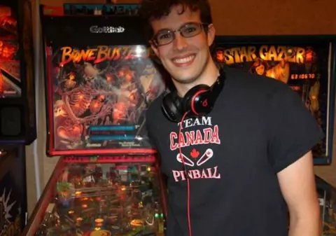 Un tânăr autist este campion mondial la pinball. Cum l-a ajutat boala să facă performanță