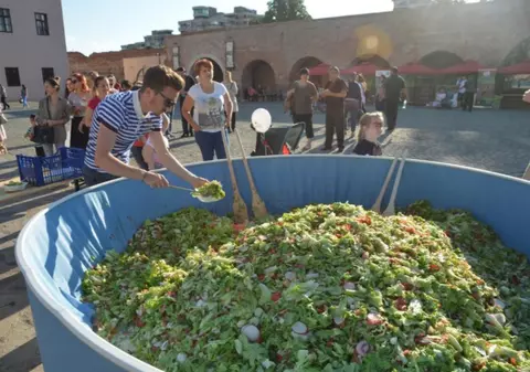 Au preparat o tonă de salată la „Primăvara din grădină”, de la Oradea