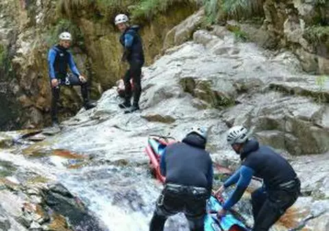 Salvamontiștii intervin la Cascada Vânturătoarea pentru recuperarea unei persoane accidentate