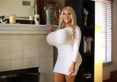 VIDEO| O fostă profesoară de pian mormonă și-a mărit sânii până la 9 kilograme