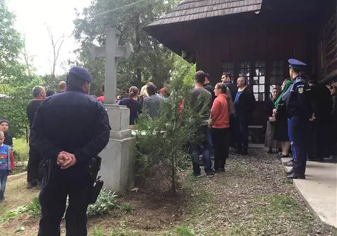 Slujbă cu poliția și jandarmeria la poartă. Revoltă pentru un preot concediat