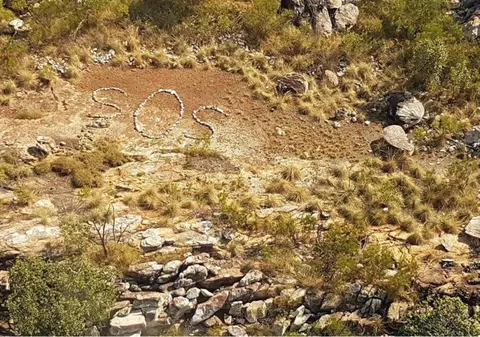 Un semnal “SOS” scris din pietre le dă bătăi de cap autorităților australiene