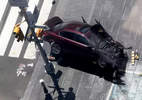 O mașină a intrat în trecătorii din Times Square | O persoană a murit și 22 au fost rănite. Șoferul este un fost militar