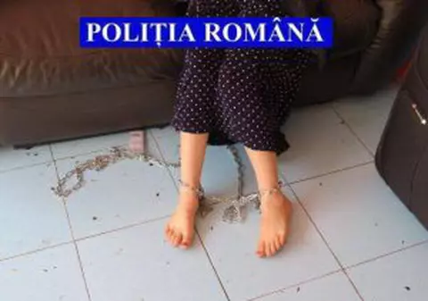O tânără din Roșiorii de Vede era ținută în lanțuri de părinți