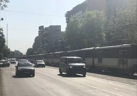 Tramvaiele liniei 1, blocate pe șoseaua Ștefan cel Mare din București în urma unui accident rutier | GALERIE FOTO
