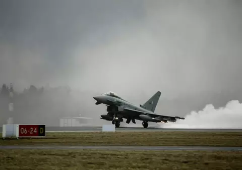 Două avioane de luptă rusești au intrat în spațiul aerian britanic