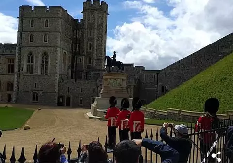 Un soldat din Garda Regală a speriat teribil un turist aflat la castelul Windsor | VIDEO