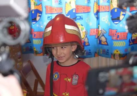 Un puști de 6 ani din Botoșani, mare fan al pompierilor, vizitat de Ziua Copilului de angajații ISU Botoșani