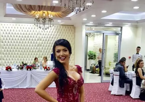 Andreea Mantea, cu bigudiurile pe cap și decolteu adânc. “Superbă poză”