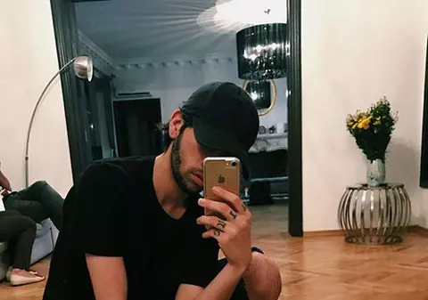 Fiul Luminiței Anghel a întrecut orice limită. S-a pozat în lenjerie intimă, la bustul gol. “Ce înseamnă poziția asta?”