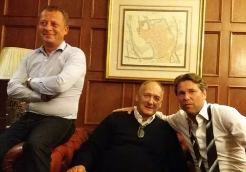 Generația de Aur, întâlnire senzațională la Cardiff. Răducioiu s-a fotografiat cu tatăl lui David Beckham! GALERIE FOTO